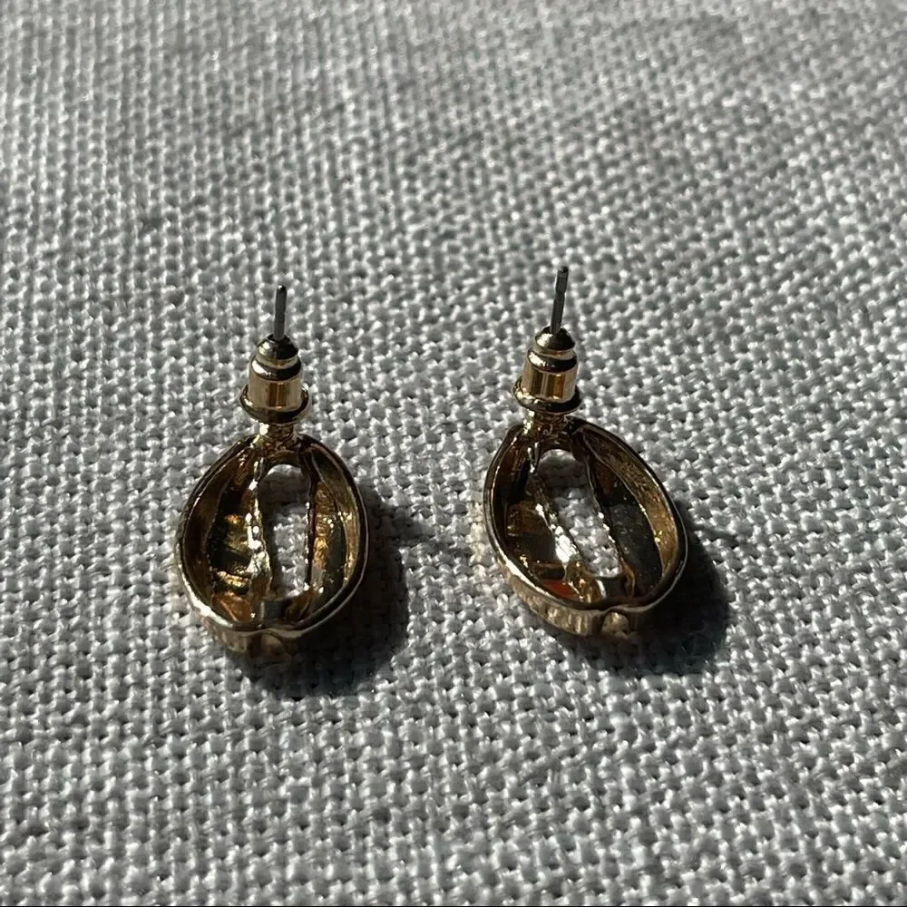 🌊 GOLD TONE COWRIE SHELL STUD EARRINGS 🌊 - Picture 6 of 6